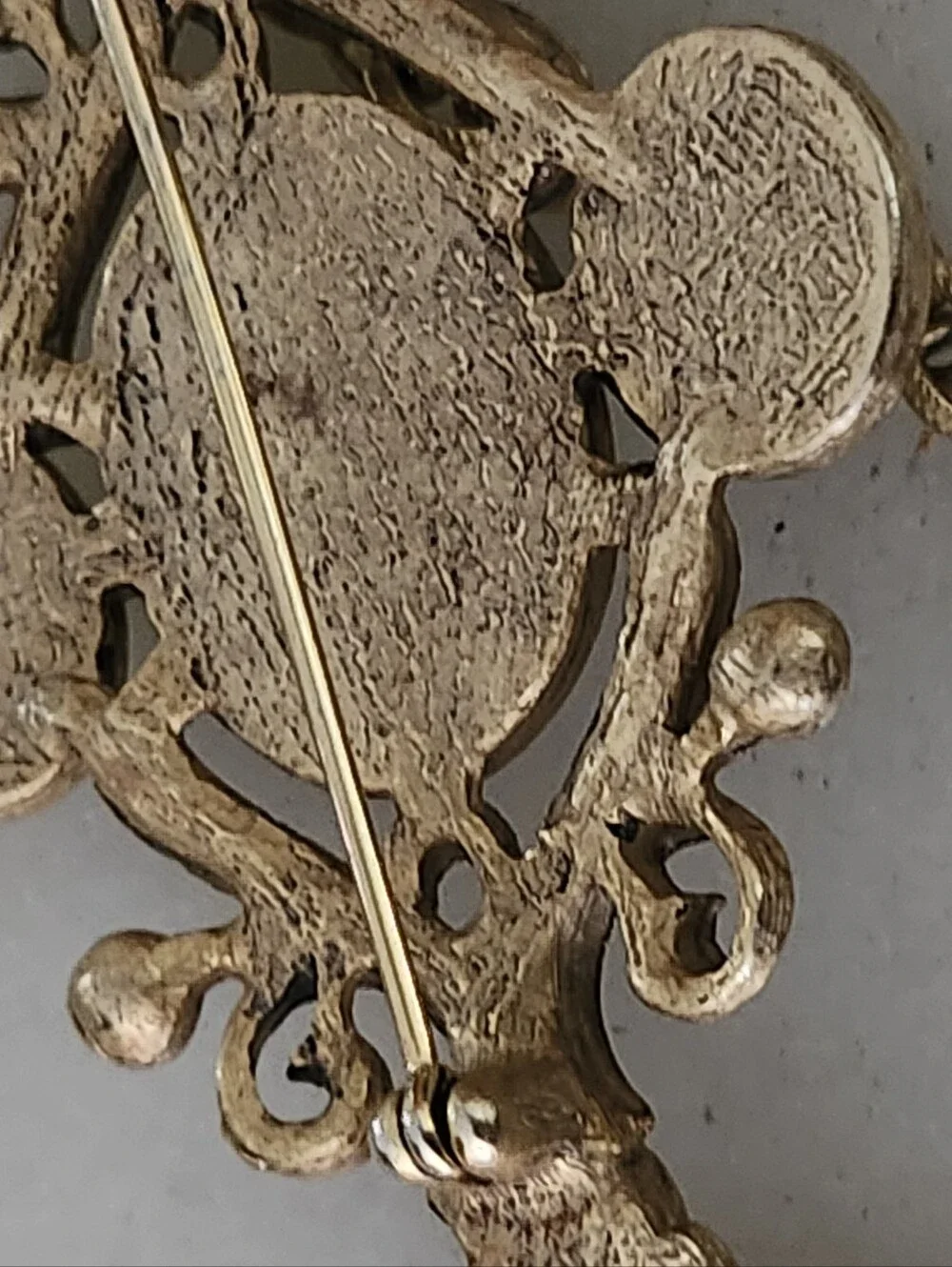 Stunning Gold-Tone Faux Pearl & Crystal Brooch with Chain
